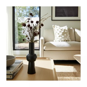 Vase de table minimaliste en métal noir Drift, décoration artisanale pour le salon - Product Image 1