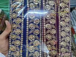 Encaje bordado de primera calidad con un elegante diseño floral, perfecto para decorar saris, lehengas y vestidos. - Product Image 4