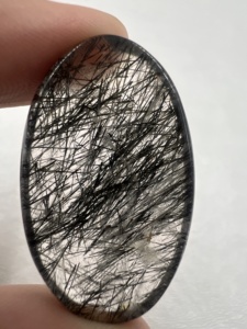 ควอตซ์รูไทล์สีดำธรรมชาติ คริสตัลดิบทรงรี ควอตซ์ทัวร์มาลีนสีดำ หินบำบัด สำหรับทำเครื่องประดับ ขายส่งจำนวนมาก - Product Image 2