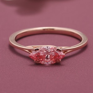 แหวนเพชรเม็ดเดี่ยวทรงมาร์คีส์สีชมพู รับรองโดย IGI ตัวเรือนทองคำ 18K - Product Image 1