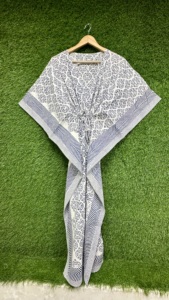 Robe longue kaftan bleue et blanche pour femme, imprimé ethnique, kaftan fluide à manches larges, coupe ample, idéale pour les vacances à la plage ou les centres de villégiature - Product Image 2