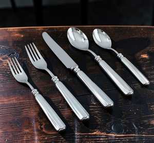 Ensemble de couverts en acier inoxydable artisanal, 5 pièces, couverts vintage avec design artisanal ciselé à la main pour une table élégante - Product Image 5