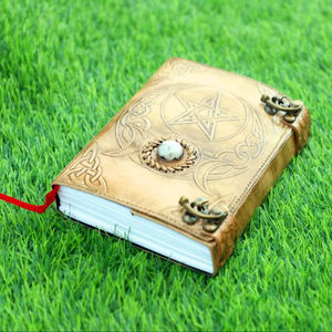 Diario de Cuero Puro de Primera Calidad Personalizado, Diario Hecho a Mano con Papel Liso, Diario de Cuero con Estrellas y Luna para Unisex - Product Image 1