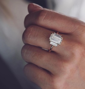 แหวนเพชรทรงเอเมอรัลด์ 5.94 กะรัต ประดับเพชรสามเม็ด ทองคำแท้ 14K พร้อมเพชรทรงบาแกตต์ด้านข้าง แหวนหมั้นสุดหรูสำหรับผู้หญิง - Product Image 4