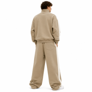 Proveedor de Sudaderas Oversize con Cuello Alto Estilo Streetwear, Sudaderas con Capucha Beige con Rayas en Contraste Personalizadas, y Pantalones Deportivos de Pierna Ancha de Felpa Gruesa - Product Image 2