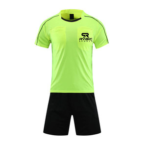 Uniforme de fútbol de calidad profesional que incluye camiseta y pantalones cortos hechos de material transpirable y ligero en venta - Product Image 1