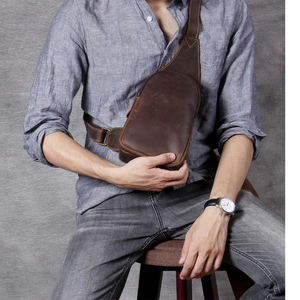 Disponible en todos los tamaños con logotipo personalizado, bolso de pecho de cuero vintage de gran capacidad con cremallera, bolso de pecho de cuero para viajes y actividades al aire libre. - Product Image 1