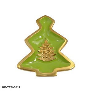 Plateau en aluminium en forme de sapin de Noël festif, émaillé en vert émeraude avec élégants accents dorés pour la décoration des fêtes - Product Image 1
