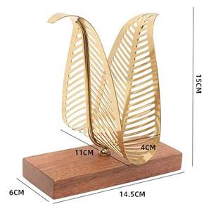 Elegante servilletero de metal con forma vertical curva, tamaño mediano, base rectangular de madera sólida, altura 15 cm. - Product Image 1