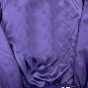 Chaqueta Universitaria de Satén Personalizada al por Mayor para Hombre, Talla Grande, Estilo Béisbol, Bordada, para Uso en Exteriores - Product Image 5