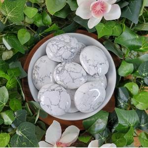 Pierre de palmier ovale en howlite naturelle, polie, avec veines de marbre blanc, cristal de guérison, Reiki, méditation, énergie, décoration, vente en gros - Product Image 2