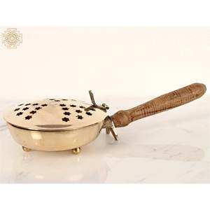 Brûleur d'encens et diffuseur d'aromathérapie en laiton fait main de 10 pouces avec manche en bois fabriqué en Inde pour la décoration intérieure et les cadeaux - Product Image 1