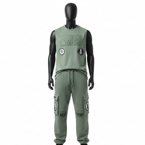 เสื้อยืดแขนกุดผ้าฟลีซหนานุ่มผสมคอตตอนและโพลีเอสเตอร์สำหรับผู้ชาย กางเกงจ็อกเกอร์สีเขียวเซจ พิมพ์ลายโลโก้แบบพัฟ ชุดเซ็ต 2 ชิ้น สำหรับผู้ชาย - Product Image 1