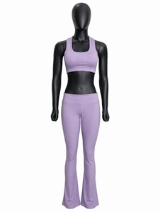 Ensemble de yoga violet clair deux pièces : soutien-gorge de sport et pantalon évasé taille haute, leggings coupe bootcut, tenue de sport pour la gym et l'entraînement, logo personnalisé - Product Image 1