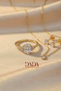 Bague de fiançailles élégante ovale en diamant de laboratoire, bague à trois pierres, bijoux de mariage pour femme, diamant ovale contemporain de laboratoire - Product Image 3