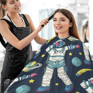 Capa de Barbero Profesional para Salón, Impermeable, de Poliéster Negro, con Cierre de Botones a Presión y Sublimación Personalizada - Product Image 2