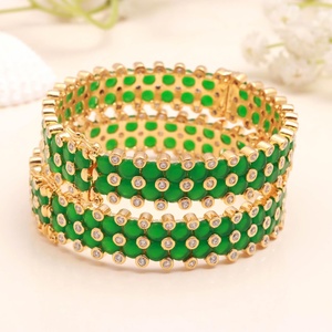 กำไลข้อมือเปิดได้ประดับเพชร CZ สีเขียวมรกต ชุบทอง 22K ดีไซน์เนอร์ คอดา เครื่องประดับงานแต่งงาน ของขวัญสำหรับเธอ - Product Image 3