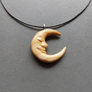 Pendentif en bois en forme de croissant de lune avec visage sculpté, fabriqué en bois naturel pour accessoires de bijoux de style bohème - Product Image 6