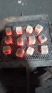 Estos productos de carbón vegetal de cáscara de coco de Indonesia son perfectos para quienes son entusiastas de las barbacoas y el hookah. - Product Image 2