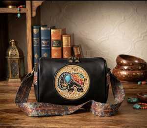 Bolso Bandolera de Piel Sintética con Grabado de Elefante Vintage de Elite Craft Studio, Impermeable, con Cierre de Cremallera, Capacidad de 1L, para Uso Diario - Product Image 3