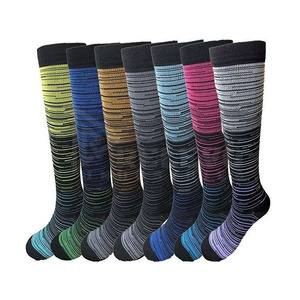 Chaussettes en coton pour hommes avec logo personnalisé en gros, respirantes, couleur unie, chaussettes décontractées, prix d'usine de haute qualité - Product Image 6