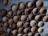 Fournisseur de bols en coquille de noix de coco brute ovale de 150 ml, bols en coquille de noix de coco non polis pour servir, mangeoire pour oiseaux, vente en gros en provenance du Vietnam