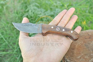 Cuchillo de Caza y Camping de Acero de Damasco Hecho a Mano de Alta Calidad, Cuchillo de Supervivencia para Exteriores de Hoja Fija con Mango de Madera Sólida y Protector - Product Image 5