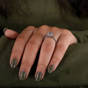 Bague de mariage en diamant de laboratoire pour femme Bague de proposition en diamant carré de taille Asscher avec halo en or blanc 18 carats et pavé - Product Image 4