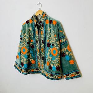 Chaqueta de Terciopelo Verde Salvia para Mujer, Bordada con Diseño Floral, Estilo Boho Artesanal, Cuello Alto, Ligera, para Otoño e Invierno, Venta al Por Mayor - Product Image 2