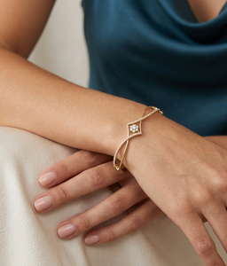 Bracelet en or jaune 10 carats avec diamants de laboratoire pour femme, taille brillant, design minimaliste, certifié IGI, idéal pour mariage et soirée de luxe - Product Image 1