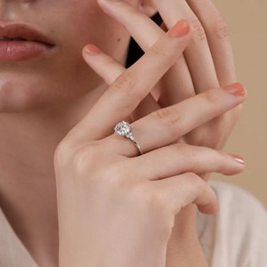 แหวนหมั้นเพชรทรงกลมเจียระไนแบบบริลเลียนท์ที่ได้รับการรับรองจาก IGI ประดับด้วยเพชรทรงกลมและทรงมาร์คีส์ด้านข้าง ตัวเรือนทองคำแท้สำหรับเจ้าสาว - Product Image 4