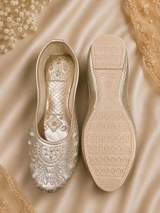 Zapatos Planos Estilo Walking de Qureshi Trading Company con Bordado Dorado y Diseño Paisley, Punta Abierta, Parte Superior de PU, para Todas las Temporadas, Modelo 005 - Product Image 3