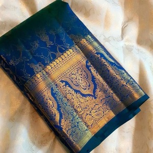 Sari Tradicional de Seda Banarasi con Motivo de Krishna, Tejido Zari Dorado, Pallu Rico, Sari Étnico de Diseño para Bodas Indias - Product Image 1