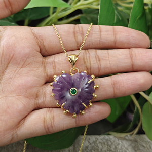 Collar de estilo romántico para mujer con colgante de lepidolita en forma de corazón tallado, con incrustaciones de esmeralda y circonita cúbica, cadena de latón chapada en oro de 18k. - Product Image 2