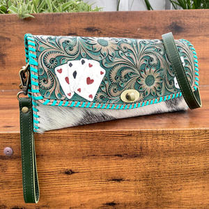 Bolso bandolera de diseño de cuero artesanal único con relieve floral, costuras vibrantes y tema inspirado en el casino. - Product Image 4