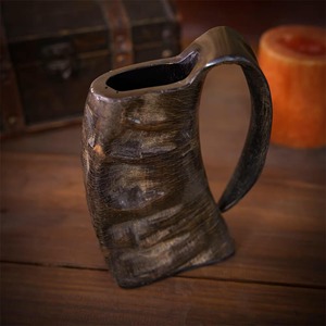 Jarra de Cerveza Estilo Vikingo Medieval, Hecha a Mano con Cuerno Natural de Buey - Product Image 1