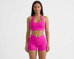 Conjunto de yoga de 2 piezas para mujer: Sujetador deportivo sin costuras ligero y pantalones cortos de ciclista de cintura alta con efecto fruncido en el trasero, color liso. - Product Image 2