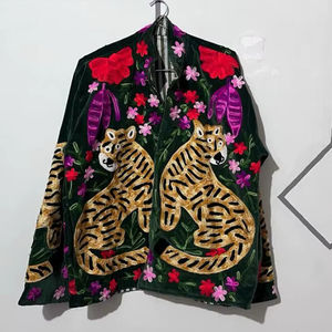 Veste Suzani en velours vert faite à la main, broderie florale tigre, manteau bohème - Product Image 1