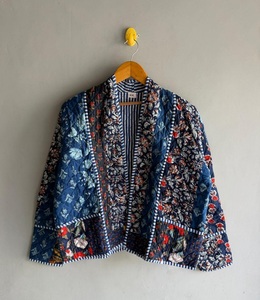 Chaqueta acolchada de algodón con estampado floral azul para mujer, abrigo de mezclilla con patchwork, ropa exterior informal de invierno con bolsillos, regalo para ella. - Product Image 1