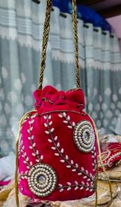 กระเป๋าคลัทช์ปักลายสำหรับผู้หญิง รุ่น Pink Velvet Beaded Pearl Potli  บุด้วยผ้าฝ้ายแท้ 100% สายถักแบบเชือกรูด  พร้อมกล่องใส่ - Product Image 3