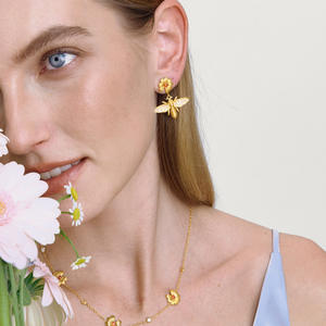 Modernos Pendientes de Acero Inoxidable Chapados en Oro de 18K con Diseño de Abeja, Margarita y Circonitas, Joyería de Abeja - Product Image 6