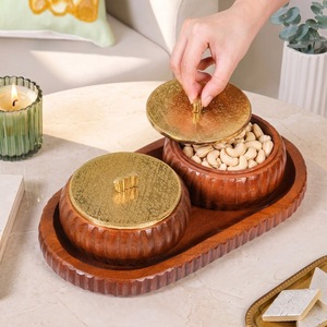 Tarro de especias redondo nórdico de madera con tapa metálica plateada desmontable - Product Image 4