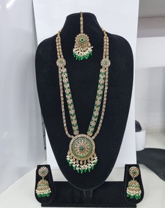 Parure de bijoux ethniques élégante pour mariage, comprenant un collier long, des jhumkas et un tikka, en zircon et perles plaqué or antique, avec des éléments superposés couleur pastel Rani. - Product Image 1