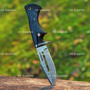 Cuchillo de Caza para Exteriores UA Supplies, Hoja Fija de Acero de Damasco Forjado a Mano de Grado Industrial, Punta Caída de 0.5mm de Grosor, Mango de Madera Negra - Product Image 3