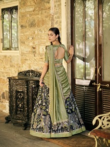 Ensemble Lehenga avec imprimé Kalamkari de designer et bordure en dentelle, chemisier brodé avec travail de sequins et dupatta brodée avec travail de sequins - Product Image 4