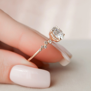 Bague de fiançailles classique en diamant taille brillant rond, sertie à griffes, bijoux fins pour femme - Product Image 4