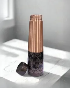 Bouteille d'eau ayurvédique en cuivre pur à 100 %, faite à la main, traditionnelle, pour une vie saine, à la maison, au bureau et en voyage - Product Image 2