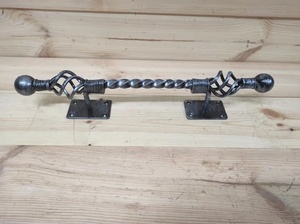 Décoration murale traditionnelle en fer forgé avec barres torsadées et extrémités sphériques pour clôtures, treillis et portails - Product Image 2