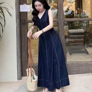 Robe midi en jean vintage sans bretelles, unie, sans manches, avec taille empire, en tissu respirant, idéale pour l'été et les tenues décontractées. - Product Image 2