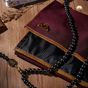 Tapis de prière musulman portable marron avec accents dorés, design pliable, sangle de transport, coffret cadeau exclusif et certificat - Product Image 3